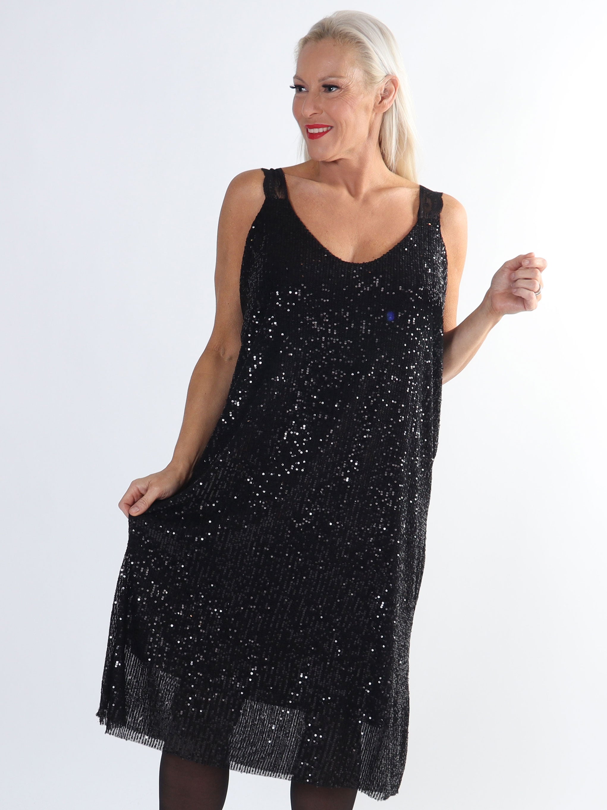 Agathe - Fin plus size pailletkjole med blondestropper